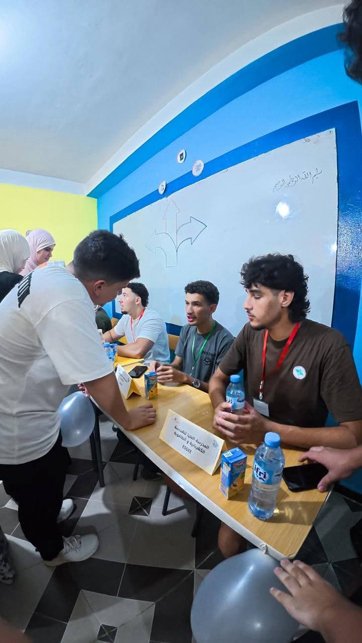 ثلاثة أسهم مرسومة على السبورة خلال ورشة توجيه